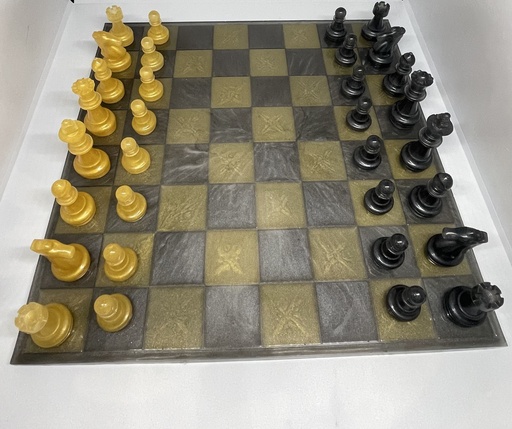 Jeu d'échecs noir et dorée